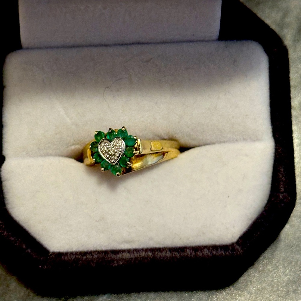 10kt yellow gold emerald ring (size 7)